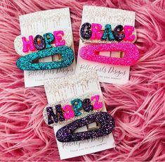 Have you heard of the perfect gift?! Now you have! These customized name clips are a fan favorite! You can customize to make it YOURS! Each name clip comes with a solid clip to pair with! The name clip is a rectangular shape, and the second clip is triangular shape! Give these for a party favor or birthday gift and your besties will be sure to love them!! Birthday Crown, Teacher Things, Kids Hair, Small Business Ideas, Bow Hair, Bow Hair Clips, Resin Crafts, Barrettes, Kids Hairstyles