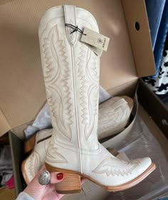 Ariat Pearl Boots, Blingy Cowgirl Boots, White Jeans Country Outfit, Country Western Wedding Boots, Weatern Wedding Boots, Ariat Wedding Boots, Jean Shorts With White Cowboy Boots, Womens Weatern Boots, Pointed Cowgirl Boots