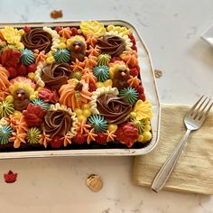 there is a cake that has been made to look like flowers