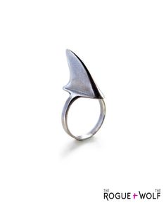 VENTE de printempsRequin aileron bague en par TheRogueAndTheWolf Shark Jewelry, Silver Shark, Shark Fin, Cute Shark, Funky Jewelry, Cute Jewelry, Things To Buy, Jewelry Inspiration