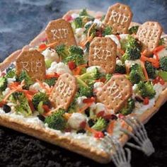 a pizza topped with broccoli, cauliflower and crackers