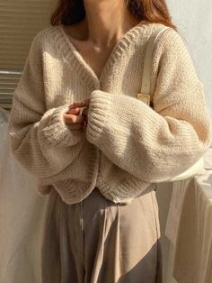 Looks Hippie, Mia 3, Cardigan Outfits, Vintage Cardigan, Mode Inspo, Solid Clothes, Cropped Cardigan, Winter Sweaters, Aesthetic Outfits