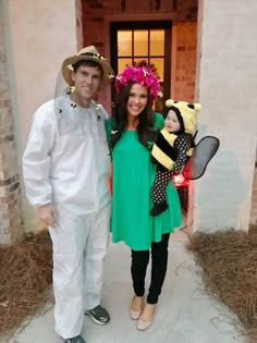 Family Bee Costume Ideas, Bee Keeper Family Costume, Bugs Family Costumes, Beekeeper Costume Family, Bee Family Halloween Costume, Bee Catcher Costume, Baby Bee Costume Family, Family Bee Costume, Bumble Bee Baby Costume