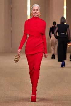 More Old(er) Models Are Walking on the Runways - The New York Times Fall 2024, Global Fashion, Womens Fall, Color Trends, Victoria Beckham, Paris Fashion, Paris Fashion Week, Fashion Models, Fashion News