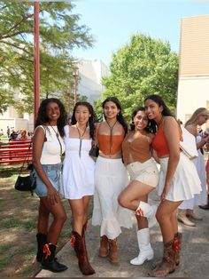 #ut #utaustin #texas #texasfootball #tailgate #fit #fitinspo Ut Austin Football Game Outfit, Ut Football Game Outfit, Texas State Tailgate Outfits, Ut Game Day Outfit, Texas Game Day Outfit, Longhorn Gameday Outfit, Ut Gameday Outfit Longhorns, Ut Game Day Outfit Longhorns