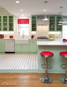 Retro Kitchen Remodel, Kirchen Design, Chicago Kitchen, Cracker House, Vintage Makeover, Patio Plans, Kitchen Makeovers, Kabinet Dapur