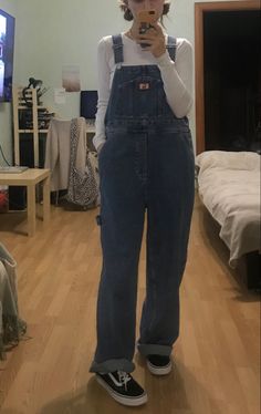 Overalls Outfit 70s, Overalls 90s Outfit, 90s Lesbian Fashion, Lesbian Style Aesthetic, Plus Size Grunge Outfits 90s, Lesbian Style, Plus Size Grunge, Minimalist Wardrobe Capsule, Lesbian Outfits