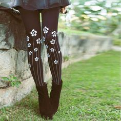 floral print patterned tights lookbook by instinto de vestir #TrendyLegs Floral Tights Outfit, Funky Tights, Cool Tights, Floral Tights, Funky Socks, Floral Prints Pattern