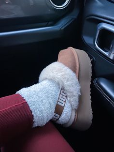 Hot Pink Uggs Outfit Ideas, Fluff Yeah Slide Outfit Ideas, Uggs With Socks, Ugg Fluff Yeah Slides Outfit Ideas, Ugg Funkette Outfits, Cute Ugg Boots, Slides Outfit