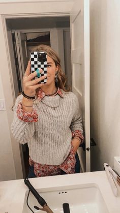 IG: grace.tylene Pearl Snap Outfit, Ag Teacher, Wardrobe Wishlist, Western Style Outfits, Christian Girl, Black Tie Affair, Grad Photos, Aesthetic Style, Fall Fits