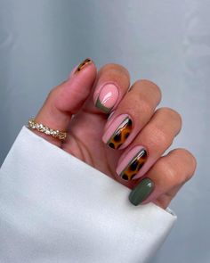 40+ Best Short Fall Nails You Need to Copy this Year; tortoise nails! This includes short fall nails 2024, short fall nails trends, short fall nails simple, short fall nails almond, short fall nails square, short fall nails gel, short fall nails trendy, short fall nails acrylic & more! This also includes fall nails, fall nails short, short fall nails dip, short nails fall colors, short nails fall designs, short nails fall ideas, short fall nails inspiration, fall aesthetic & more! #shortfallnails #fallnails Brown Nail, Nail Designs Pictures, Cheetah Nails, November Nails, Pearl Nails, Short Acrylic Nails Designs