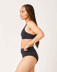 A flirty and flattering retro shape with contrasting fabric along the sides. The Palisades Bottom is made in our super soft compression swim material for extra warmth, performance and support. Solid Stretch Swimwear With Built-in Padding, Black Compression Swimwear With Moisture-wicking, Compressive Black Lined Swimwear, Black Compression Moisture-wicking Swimwear, Black Elastane Swimwear With Built-in Bra, Cold Weather Hiking, Carved Designs, Upf 50, Cold Weather