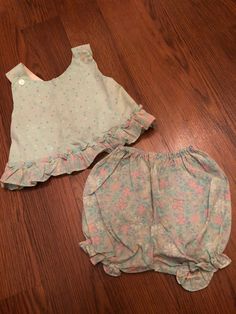 Very cute and easy to wear set. The tank is soft cotton, with a cross cross open apron back. The boomers are floral and butterfly print. Great condition. Washed and ready to wear. MEASUREMENTS(taken flat, double when appropriate) PTP 11 Length 10 1/4 Waist 6-12 This is the perfect unique gift for a loved one, or yourself! Please be sure to email all questions before purchasing as I do not take returns. International shipping is available! As always, I am here to answer questions, so just send me Cotton Bloomers With Ruffles For Spring, Spring Cotton Bloomers With Ruffles, Cute Bloomers For Playwear, Spring Season, Cute Bloomers For Spring Playwear, Cute Spring Bloomers, Summer Ruffled Bloomers For Daywear, Sleeveless Sets For Spring Daywear, Cute Cotton Bloomers For Spring, Summer Floral Print Sets For Playtime