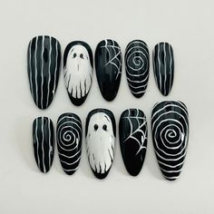 Soyez effrayant avec nos ongles à presser Halloween White Ghost Illusion ! Avec leur superbe toile d'araignée en noir et blanc, ces attaches réutilisables personnalisées sont parfaites pour ajouter une touche d'élégance envoûtante à votre look d'Halloween. Embrassez la saison avec ces ongles tendance et personnalisés. Merci de soutenir ma petite entreprise. Vous pouvez réutiliser tous les clous que vous avez achetés chez nous plusieurs fois, si vous les manipulez avec soin Vous êtes-vous prêt à Black Silver Halloween Nails, Halloween 2024 Nail Art, Black Nails With Swirls, Spooky Press On Nails, Simple Black And White Halloween Nails, Halloween Nails Long Stiletto, Spider Web Halloween Nails, Nail Ghost Design, Black Nails Halloween Art Designs