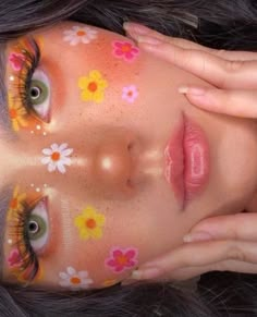 Flowers Eye Makeup, Face Painting Aesthetic Flowers, Hada Makeup, Face Art Makeup Paint Ideas, Face Painting Designs Creative, Makeup Primavera, Hippie Face Paint, Flower Eye Makeup, Flower Face Paint