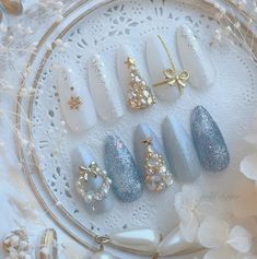 Christmas Nail Blue, Christmas Nails With Charms, Blue Xmas Nails, Blue Christmas Nails Winter, Red And Blue Nails, Winter Nails Blue, Christmas Nails Snowflake, Sparkly Christmas Nails, Winter Nails Christmas