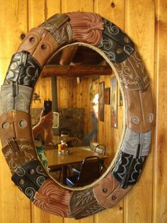 DIY Cowboy Boot Mirror Frame Repurposed Mirror Frame, Cowboy Boot Crafts, Western Mirror, Old Cowboy Boots, Mirror Repurpose, Frames Ideas, Cowboy Crafts, Driftwood Candle Holders, Western Crafts