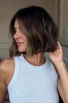 Above-the-Shoulder Lived-In Neck-Length Bob Haircut Above The Shoulder Haircuts, Above Shoulder Hair, Brown Bob Haircut, Short Summer Haircuts, Above Shoulder Length Hair, Neck Length Hair, Shoulder Haircut, Rambut Brunette, Short Brown Hair