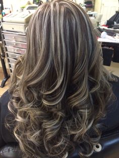 Brown Hair With Silver Highlights, Highlights Curly, Gold Blonde, Hair Streaks, Dark Hair With Highlights, 9th Grade, Gray Hair Highlights, Pinterest Hair