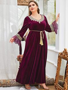 Free Returns ✓ Free Shipping✓. SHEIN Najma Plus Guipure Lace Panel Eyelash Lace Cuff Tassel Belted Velvet Dress- undefined at SHEIN. Skater Outfit, Glittery Wallpaper, Tassel Belt, Notched Neckline, Purple Wine, Lace Cuffs, Hijab Fashion Inspiration, Floral Tee