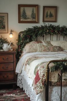 Cozy Christmas Bed, Vintage Quilt Bedding, Christmas Cottage Decor Ideas, Cozy Christmas Decor Bedroom, Old Money Christmas Decor, Cottage Core Christmas Decor, Small Bedroom Christmas Decor, Timeless Christmas Decor, Bedroom Ideas Cozy Warm