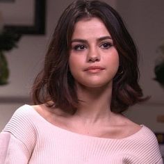 Selena Gomez Haircut, Should I Cut My Hair, Selena Gomez Short Hair, Short Dark Hair, Wavy Haircuts, A Bob, Hairstyles For Layered Hair, Auburn Hair