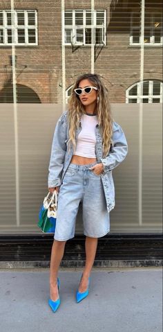 Jeans Bermuda Outfit, Baggy Shorts Outfit Street Styles, Denim Bermuda Shorts Outfit, Looks Total Jeans, Street Mode, Long Denim Shorts, Adidas Samba Outfit, Denim Shorts Style, Bermuda Cargo