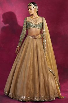 Pernia's Pop Up Shop: Luxury Designer Ethnic Clothing Website 2022 Gold Lehenga Simple, Trending Lehnga Designs, Golden Lehenga Simple, Gold Tissue Lehenga, Golden Lehenga, Vani Vats, Gold Lehenga, Simple Lehenga