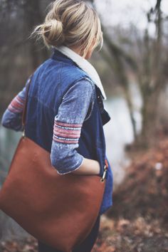 So seriously relaxed. While I love me some oversized leather bags, I dig that this picture just exudes comfort. happilygrey | john hillin photography Happily Grey, Brown Leather Bag, Ear Warmer, Head Wrap, Looks Style, Mode Inspiration, In The Woods, Style Me Pretty, Look Fashion