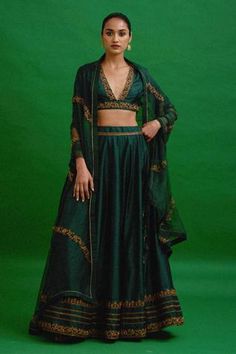 Mehendi Outfits Sisters Green, Lehenga And Blouse, Emerald Green Blouse, Green Lehenga, Women Floral Blouse, Embroidered Lehenga, Fashion Pics, Silk Dupatta, Reception Dress