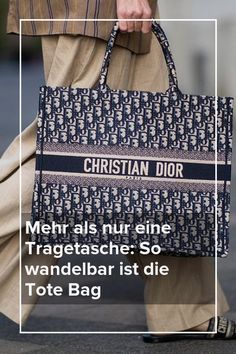 Die Tote Bag ist ein modischer Allrounder. Wir zeigen dir die schönsten Modelle und sagen, wie du die Tasche am besten stylst. Dior Oblique Bag, Travel Wallet Organizer, Iphone Bag, Dior Book, Dior Oblique, Book Tote Bag, Christian Dior Fashion, Dior Book Tote, Bag Women Fashion