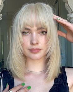 Thin Hair Midi Face-Framing Shag Chin Length Grey Hair With Bangs, Framed Bangs, Cute Bangs Haircut, Bangs Haircut Ideas, Haircut Ideas Trendy, One Length Hair, Layered Thick Hair, Bangs Haircut, Face Framing Hair