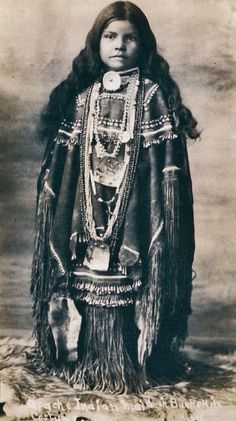 Apache Indian Girl Wearing a Bucksin Dress Apache Native American, Native American Girl, Native American Children, American Girl Outfits, Native American Images, Indian Pictures, American Photo