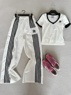 Aesthetic Adidas Outfit, Adidas Outfit Aesthetic, Gym Clothes Aesthetic, Casual Workout Outfits, Kpop Shoes, Aesthetic Gym Outfits, Vintage Nature Wallpaper, Gym Outfits Aesthetic, Aesthetic Weather