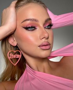 Pink Eyeshadow Barbie, Make Up Roz, Barbie Eyeshadow Looks, Pink Eyeshadow Look, Maquillage On Fleek, Festival Make Up, Prom Eye Makeup, Pink Eye Makeup, Make Up Inspiration