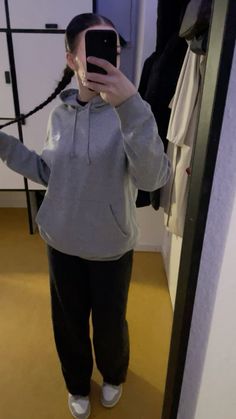 Grey Nike Crewneck Outfit, Nike Employee Outfit, Gray Nike Dunks Outfit, Grey Low Dunks Outfit, Nike Sweatshirts Outfit, Grey Nike Dunks Outfit Woman, Grey Dunks Outfit Black Women, Gray Hoodie Outfit Woman, Outfits With Grey Sweatshirt