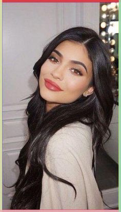 A Kylie Jenner Makeup look is tough to achieve. But after Kylie Cosmetics, we all want a beauty routine like hers. Here's some Kylie looks to recreate! Kylie Jenner Makeup Look, Maquillage Kylie Jenner, Easy Work Hairstyles, Jenner Hair, Look Kylie Jenner, Kylie Jenner Hair, Looks Kylie Jenner, Kylie Makeup, Estilo Kylie Jenner