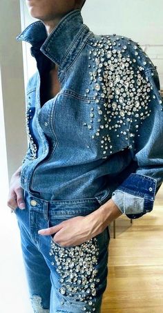 Jeweled Jean Jacket, Bedazzled Clothes, Bedazzled Jean Jacket, Sequin Jeans, Embellished Denim Jacket, Look Jean, Embellished Clothing, Denim And Diamonds, Diy Jacket