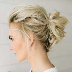 Messy Blonde Updo Messy Bun Medium Hair, Updo Casual, 2018 Hairstyles, Casual Updo, Blonde Updo, Wedding Hairstyles Medium Length, Up Dos For Medium Hair, Updos For Medium Length Hair, Hot Hair Styles