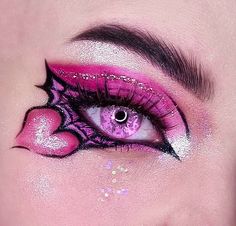 Draculaura Inspired Makeup, Draculaura Necklace, Draculaura Tattoo, Sakura Makeup, Draculaura Fanart, Draculaura Makeup, Eyeliner Idea, Draculaura Costume, Eyeliner Inspiration