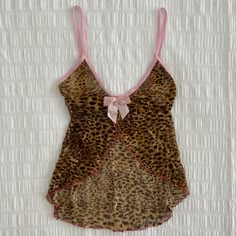 Cheetah top Harajuku Aesthetic, Leopard Print Bow, Girl Punk, Urban Beauty, Y2k Crop Top, 2000s Fashion Outfits, Top Streetwear, Stretchy Tops, Baggy Pants