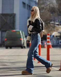 Looks Adidas, Cold Weather Outfits Winter, 00s Mode, Adrette Outfits, Nyc Outfits, Look Legging, Looks Pinterest, Walking Down The Street, 2024 Outfits