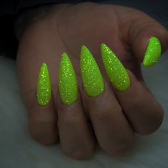 Raw neon glitter ✨ Yyaassss Bright Green Glitter Nails, Neon Green Sparkle Nails, Neon Green And Gold Nails, Neon Green Glitter Nails, Neon Green Black Nails, Neon Green Halloween Nails, Neon Green Nail Designs, Neon Nails Green, Neon Green Nails Design