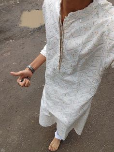 Eid Pose Ideas Men, Desi Boys Aesthetic Kurta, Traditional Indian Men Aesthetic, Wedding Outfit Indian Men, Traditional Boys Aesthetic, Desi Boy Aesthetic Kurta, Kurta Men Aesthetic, Aesthetic Kurtas For Men, Boys In Kurta Aesthetic Pics