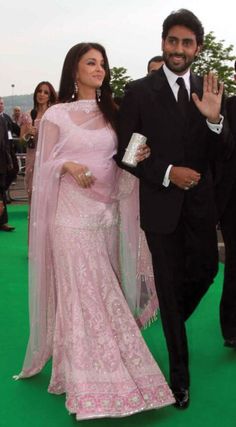 Aishwarya Rai Lehenga, Pink Indian Suit, Lehenga Looks, Baby Pink Lehenga, Beautiful Lehengas, Beautiful Lehenga, Abhishek Bachchan, Choli Dress