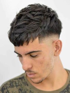 Cette année, les tendances capillaires masculines évoluent de plus belle ! Après le mulet, le man bun, la quiff haircut et l'undercut, c'est au tour de la coupe casquette avec taper de se hisser à la tête des coiffures les plus populaires. Particulièrement prisée par les plus jeunes, cette coiffure à la fois décoiffée et élégante est celle que vous devez absolument porter pour surfer sur la vague de la mode en l'an 2024. Mais avant de passer par la case "coiffeur", trouvez l'inspiration qu... 2024 Male Haircuts, Men’s Trendy Haircut 2024, Men’s Hairstyles Summer 2024, Men’s Popular Haircuts 2024, Quiff Haircut, Textured Haircut, Man Bun, Undercut, Hair Cuts