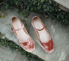 Velvet Shoes, Shoe Inspo, Lovely Clothes, Buy Shoes, Handmade Shoes, Color Style, Fashion Street