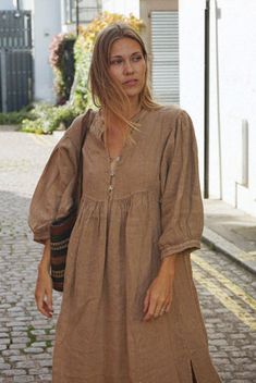 Style // A rich and effortless faded brown linen, that gets better with age! Romantic & whimsical,... Cream Linen Dress, Maternity Photoshoot Outfits, Dresses Casual Fall, Womens Fall Dress, Linen Maxi Dress, Photoshoot Outfits, Puffy Sleeves, Pregnancy Photoshoot, Linen Dress