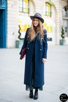 Chic Blue Wool Coat, Blue Wool Coat With Buttons, Navy Oversized Coat, Elle Girl, Blue Wool Double-breasted Outerwear, Blue Double-breasted Wool Outerwear, Maxi Coat, Street Style Winter, Street Fashion Photography