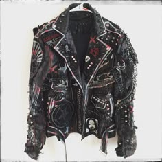 Steampunk Mode, Punk Leather Jacket, Outfit Leather Jacket, Gothic Ideas, Punk Pins, Punk Patches, Studded Leather Jacket, Battle Jacket, School Dress